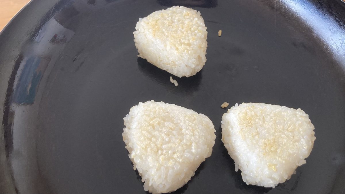 焼いているおにぎり