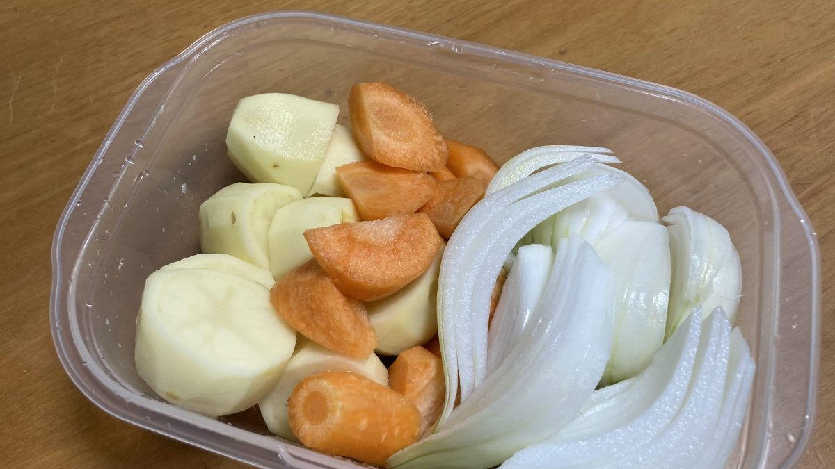 ジャガイモ、にんじん、玉ねぎ
