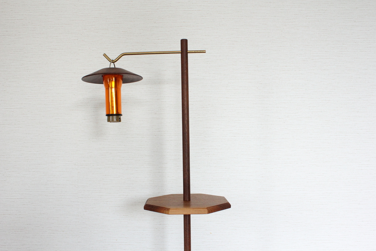 棚板付きの木製ランタンハンガー本体にLEDランタンを吊るした写真。