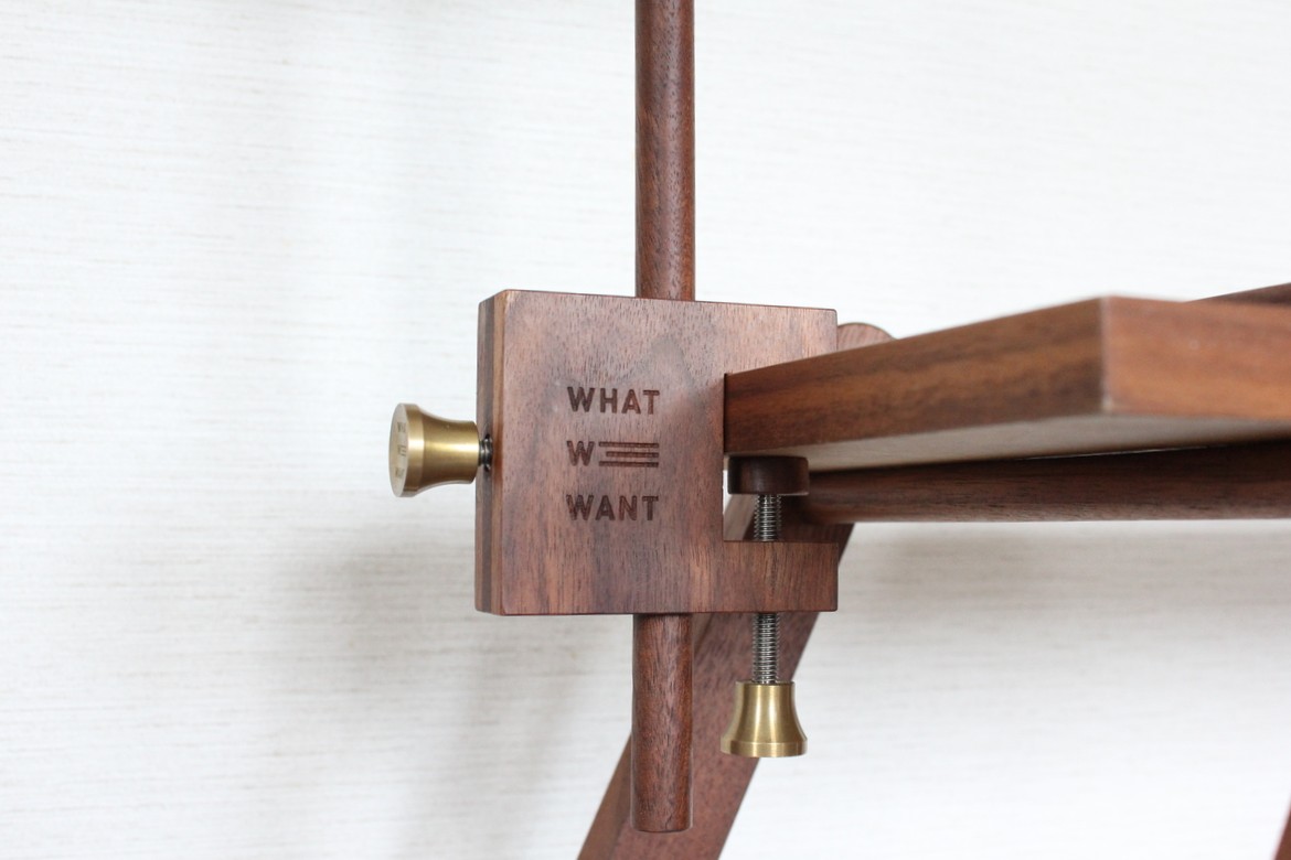 木製クランプ部分でテーブル天板を挟み、ノブで固定している様子のアップ写真。