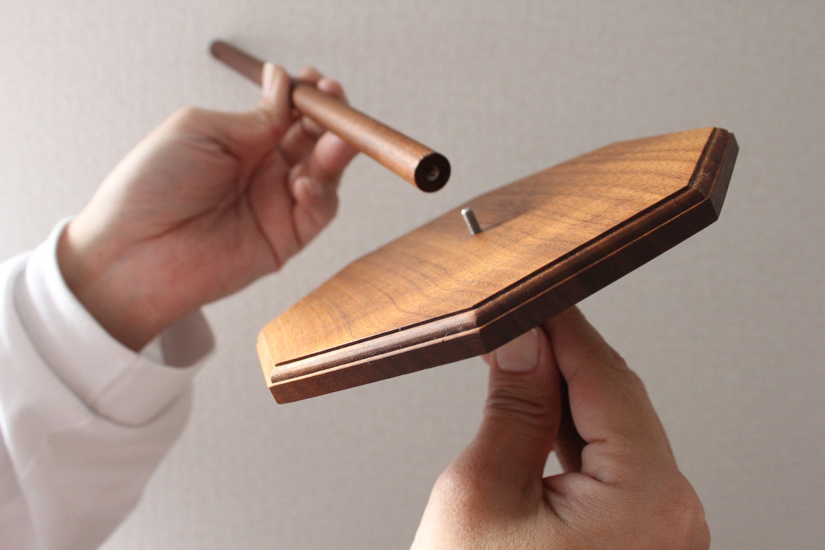 木製棚板の側面と支柱を近距離で撮影し、差し込み部分を見せている手元写真。
