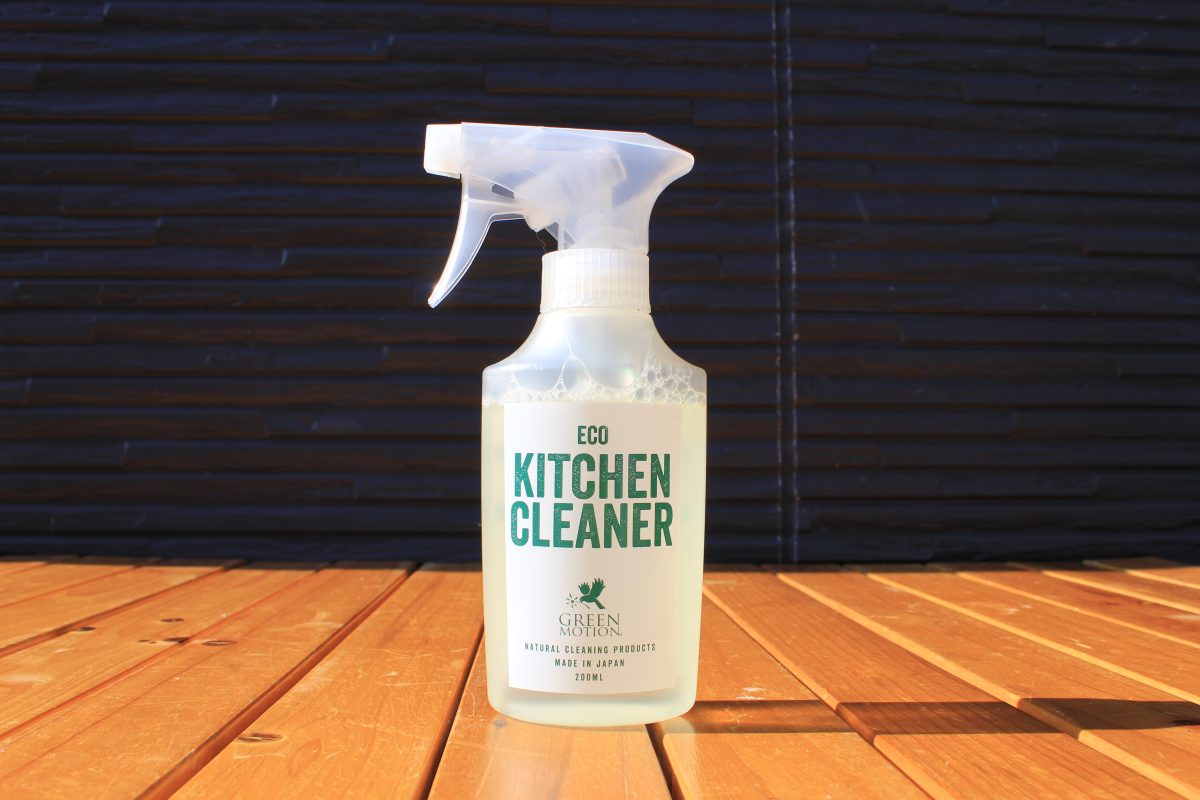 テーブルの上に置かれたGREEN MOTIONのECO KITCHEN CLEANERのボトル
