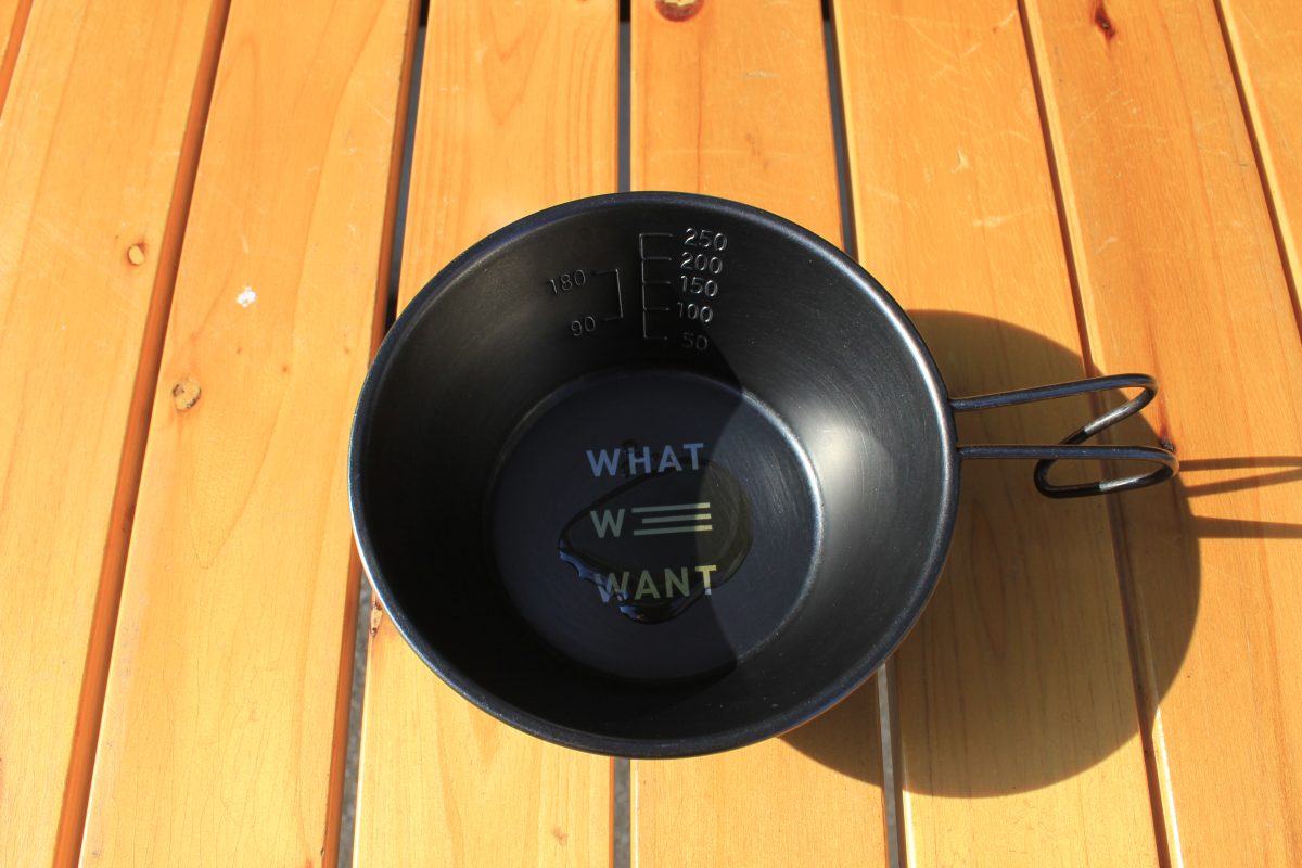 油汚れが付着した黒いシェラカップを上から見た様子