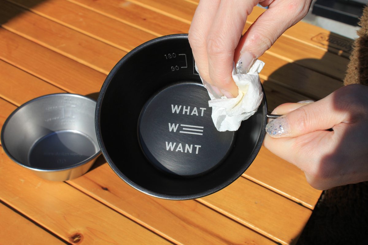 油汚れが落ちてきれいになった黒いシェラカップ