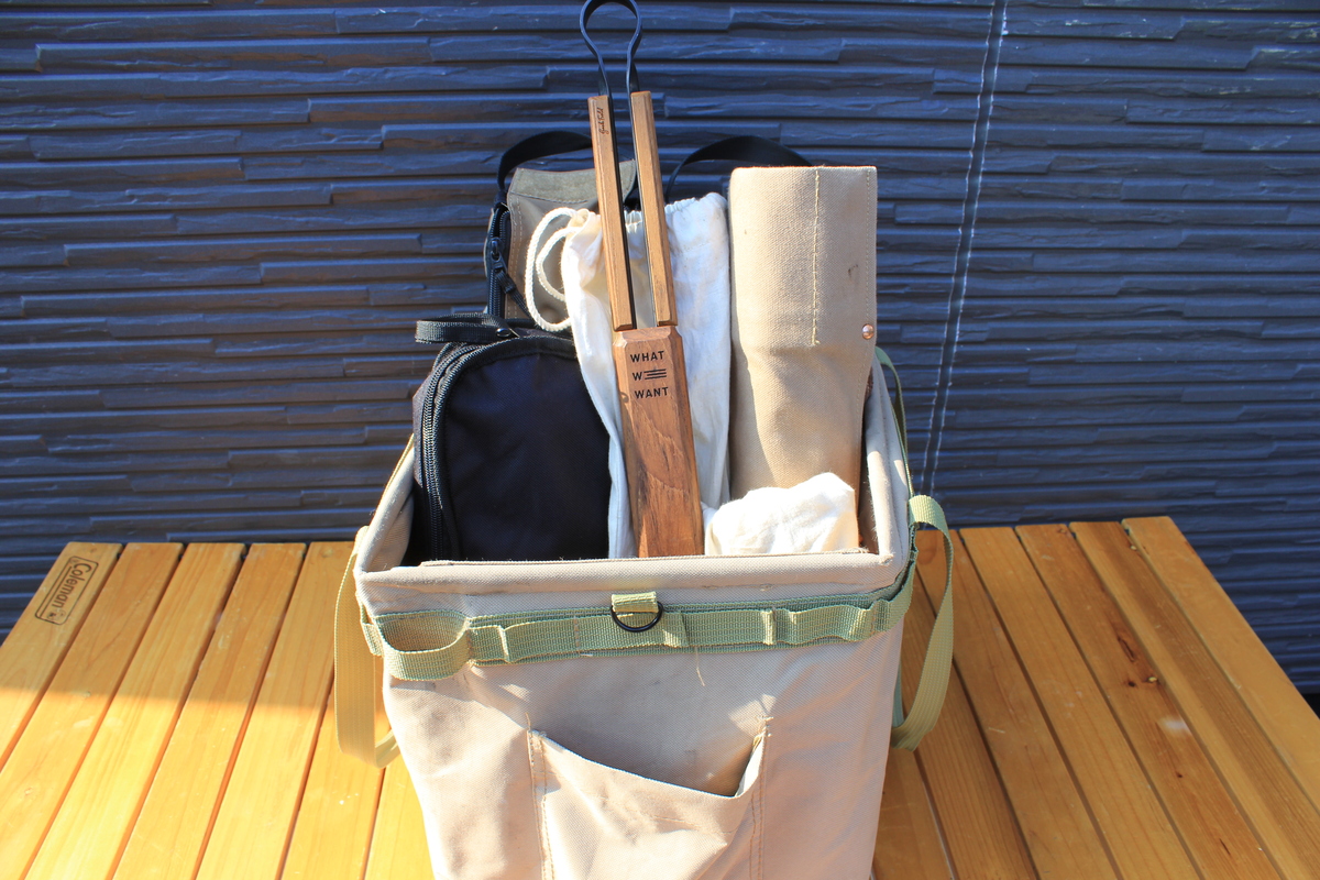 木製ケース「WWW_SAYA」に収納した火ばさみをキャンプ用収納バッグに入れた写真。