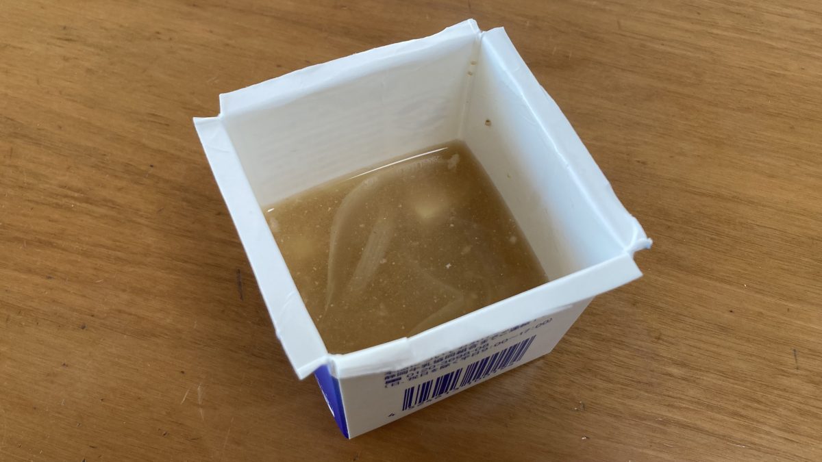 牛乳パックのお皿と味噌汁