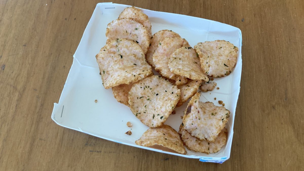 牛乳パックのお皿とお菓子