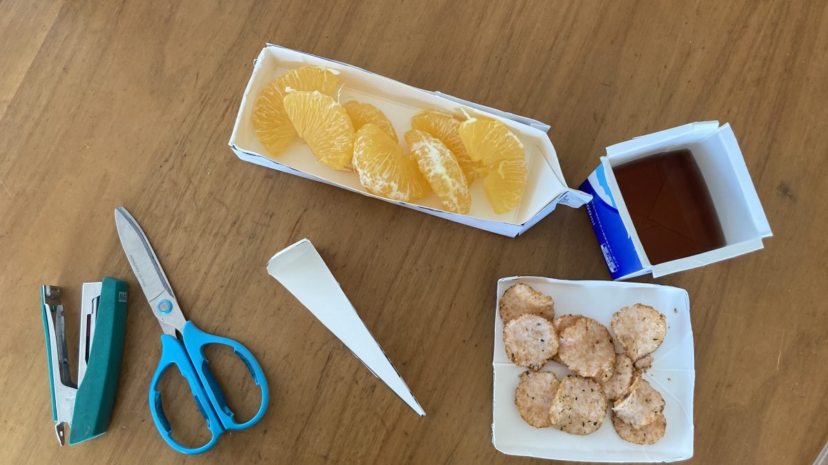 牛乳パックのお皿とスプーン