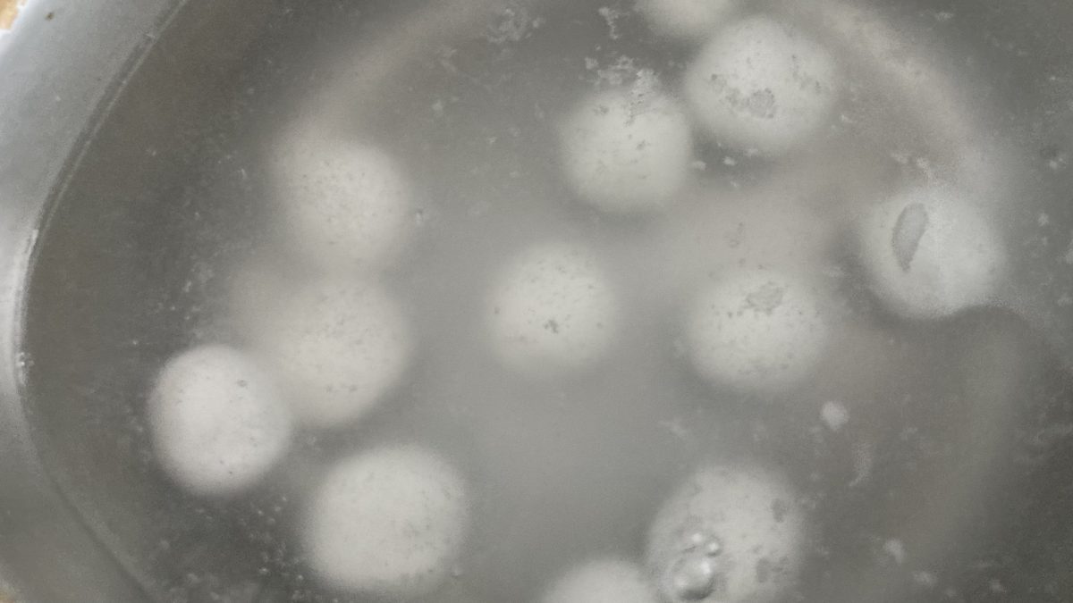 団子を茹でている