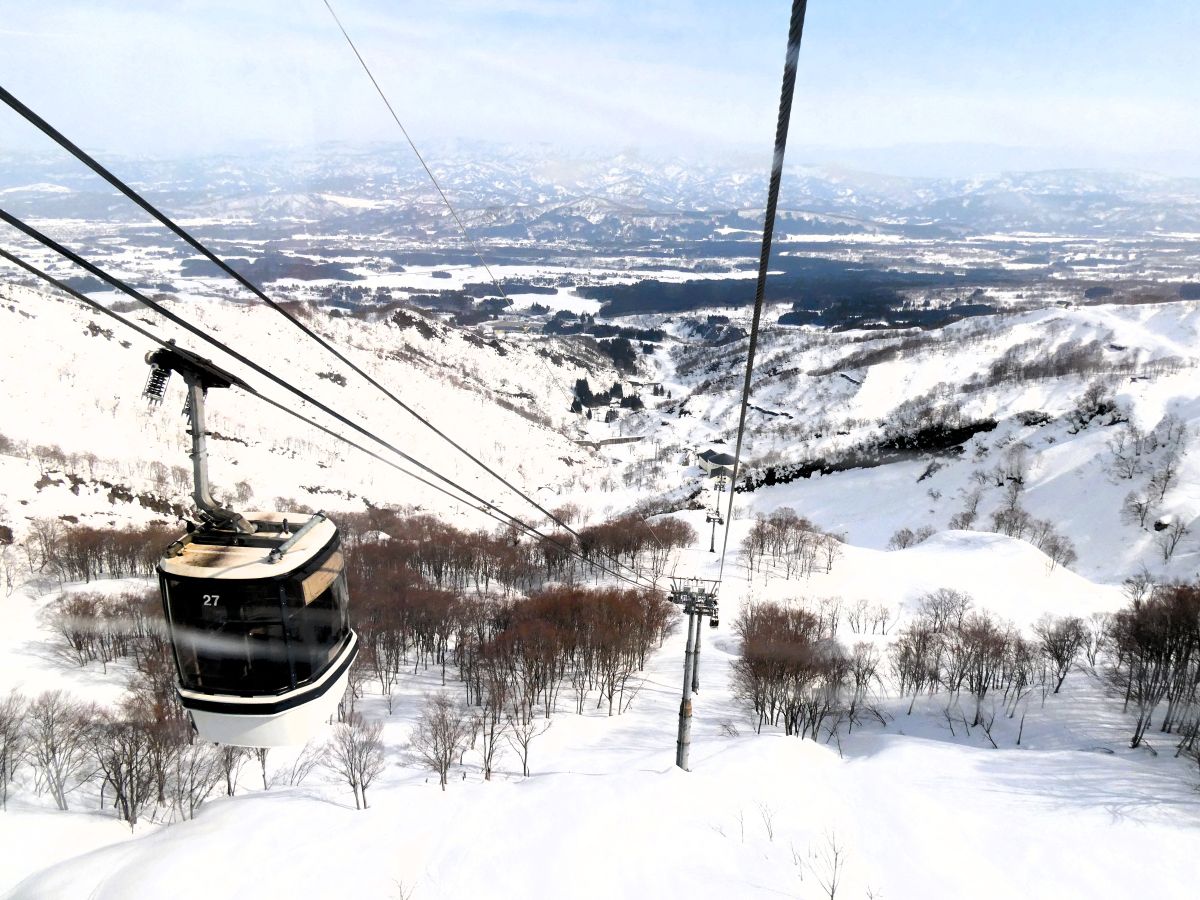 ロッテアライリゾートのゴンドラから眺めた妙高の景色
