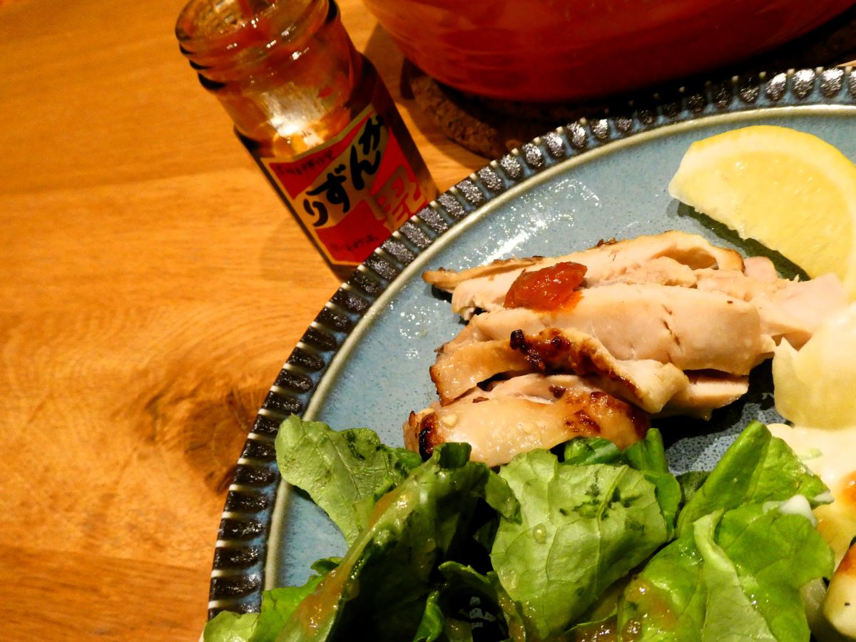 にんにく麹に漬けた鶏もも肉をこんがり焼き、かんずりをそえる