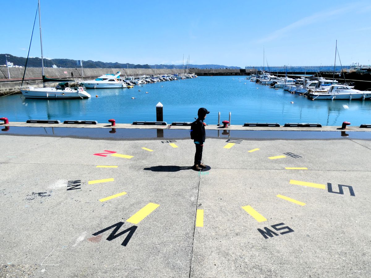 地面に方位磁石が描かれたアート