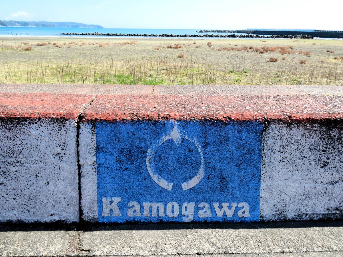 海岸沿いに描かれた年代物のアート