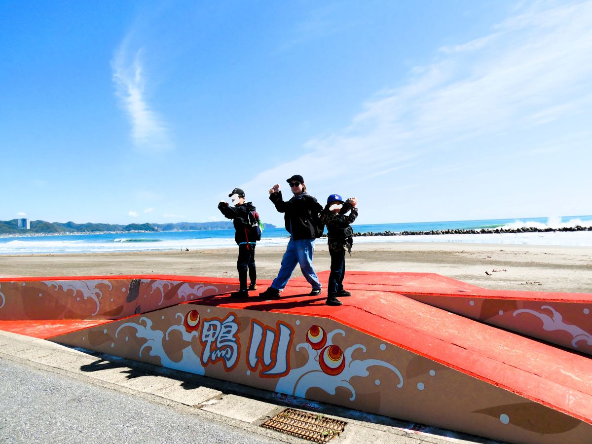 前原・横渚海岸の護岸に描かれた全長400mのアート