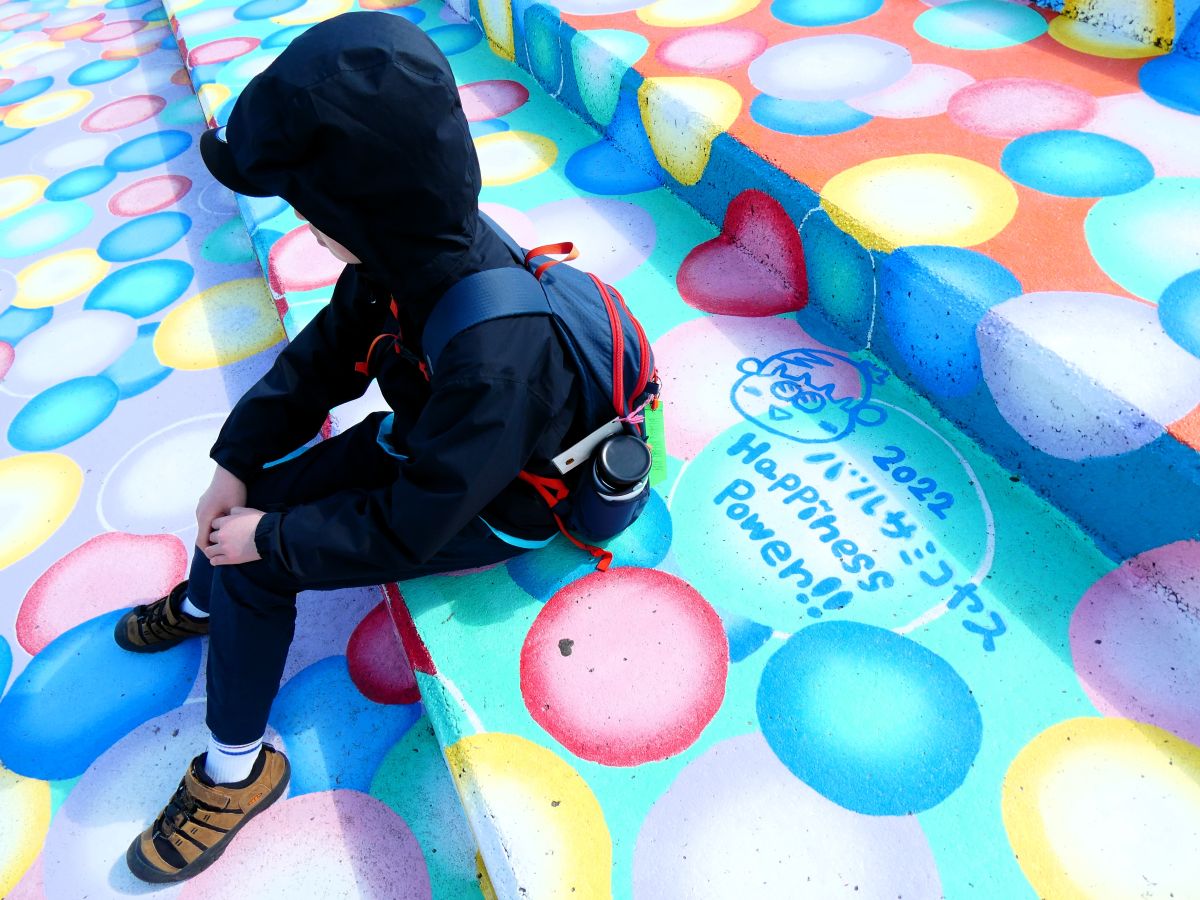 階段状の護岸に描かれたバルサミコヤス氏の巨大アート