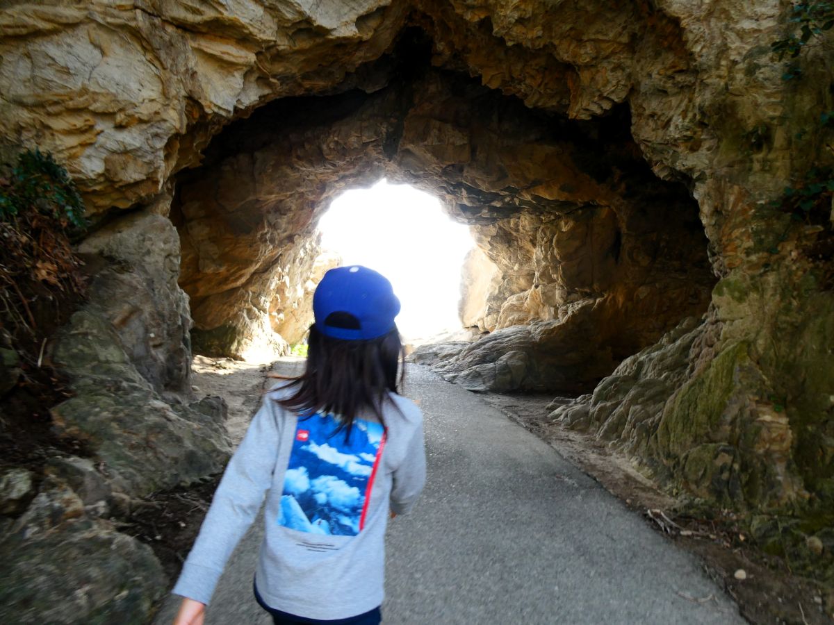 手彫りのトンネルをくぐる