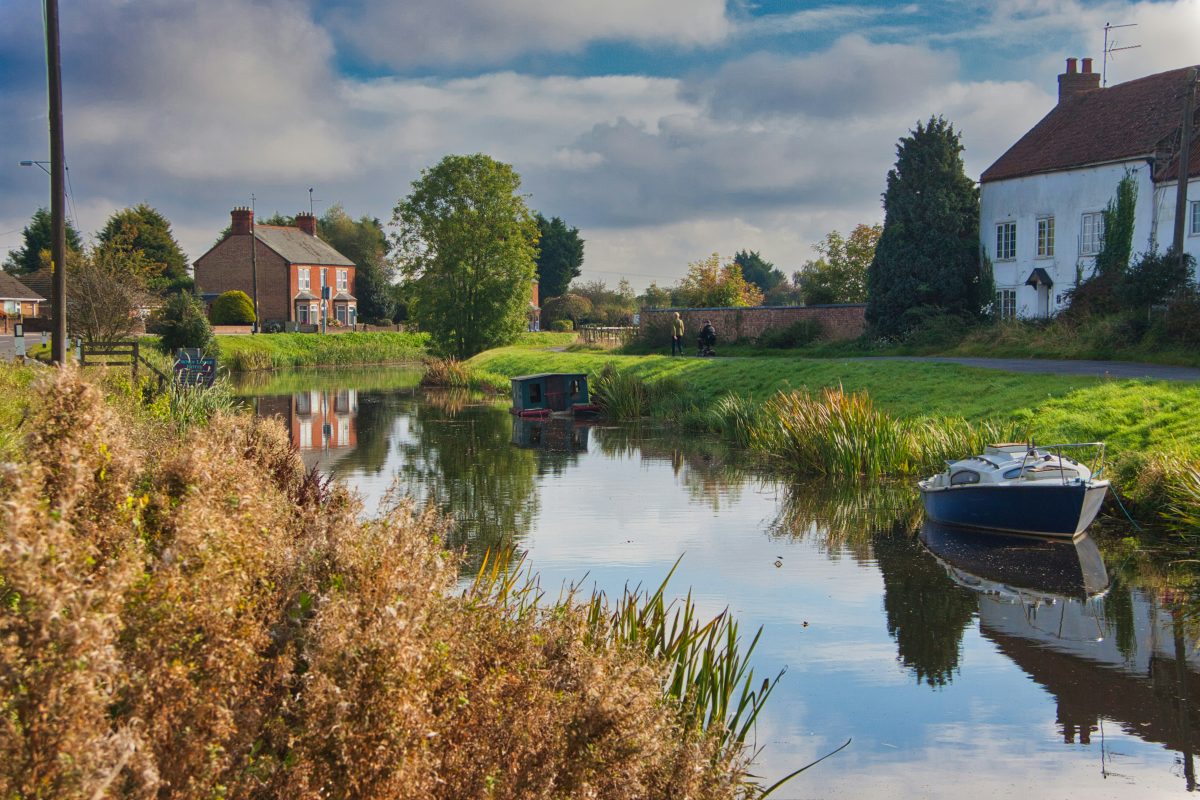 水辺に建つ建物