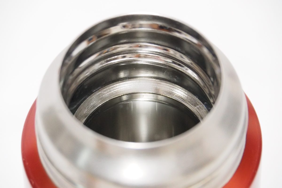 ステンレス製ボトル。