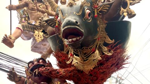 バリ島の大晦日に出現するという巨大「オゴオゴ」！ その正体は!?