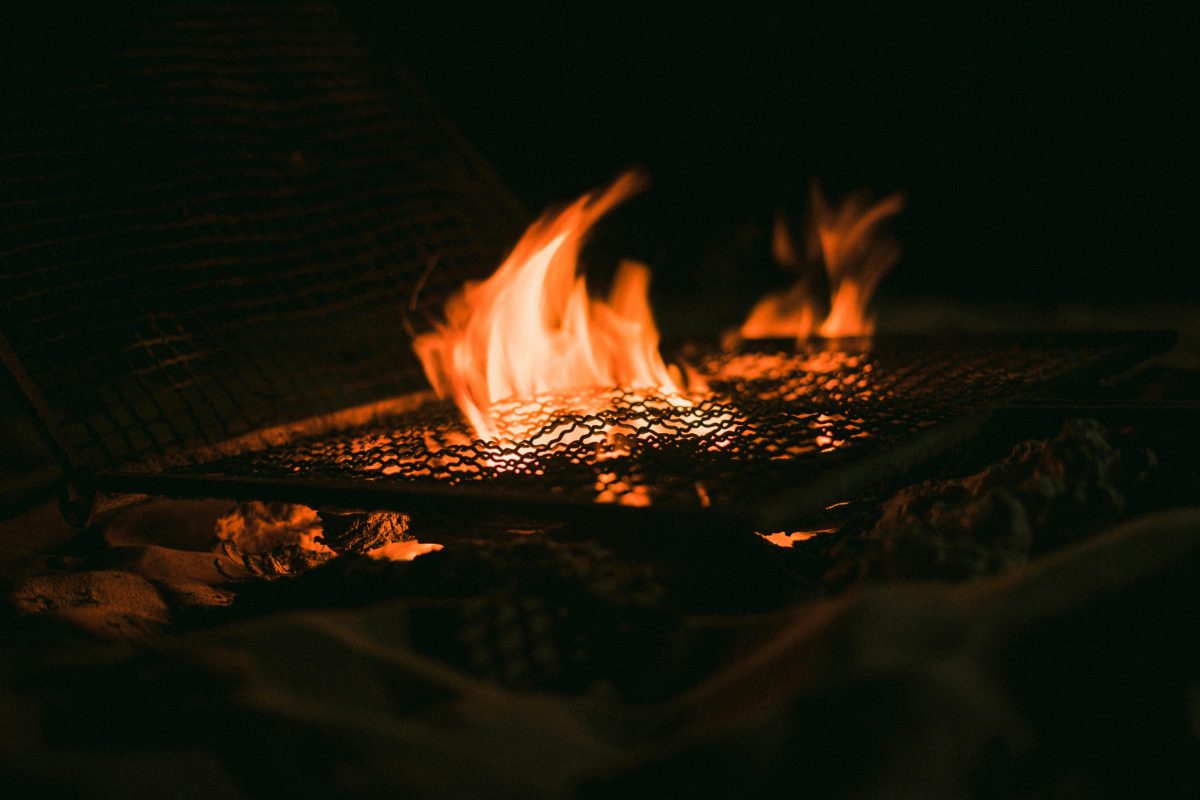 焚火台からあがる火