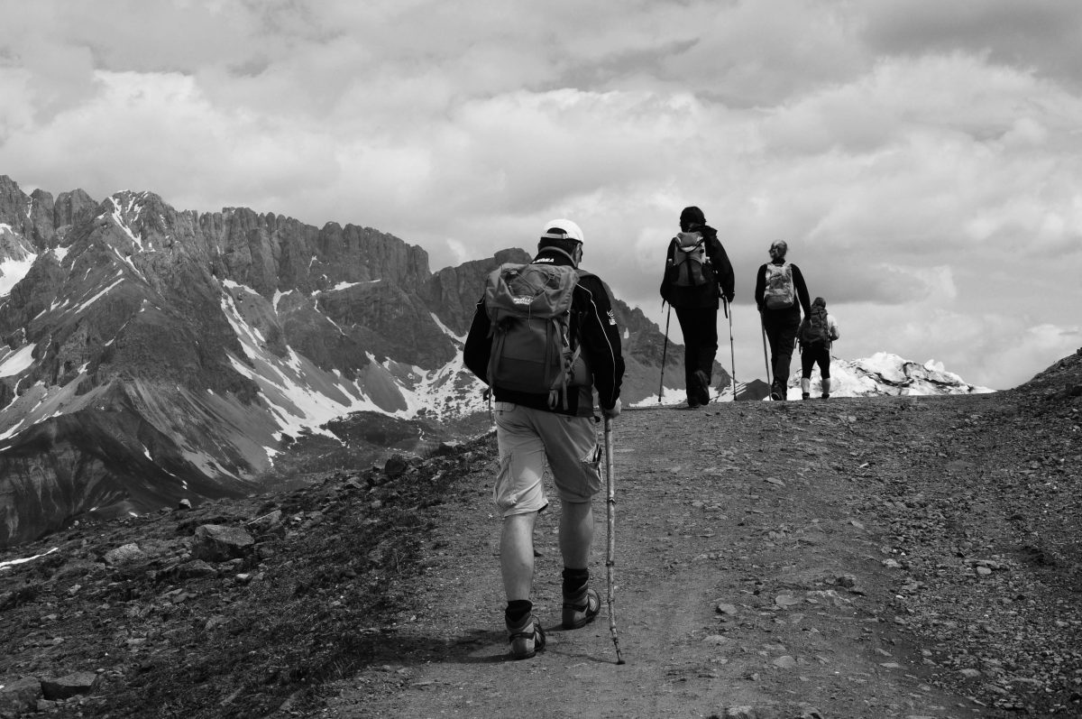 登山をする人々