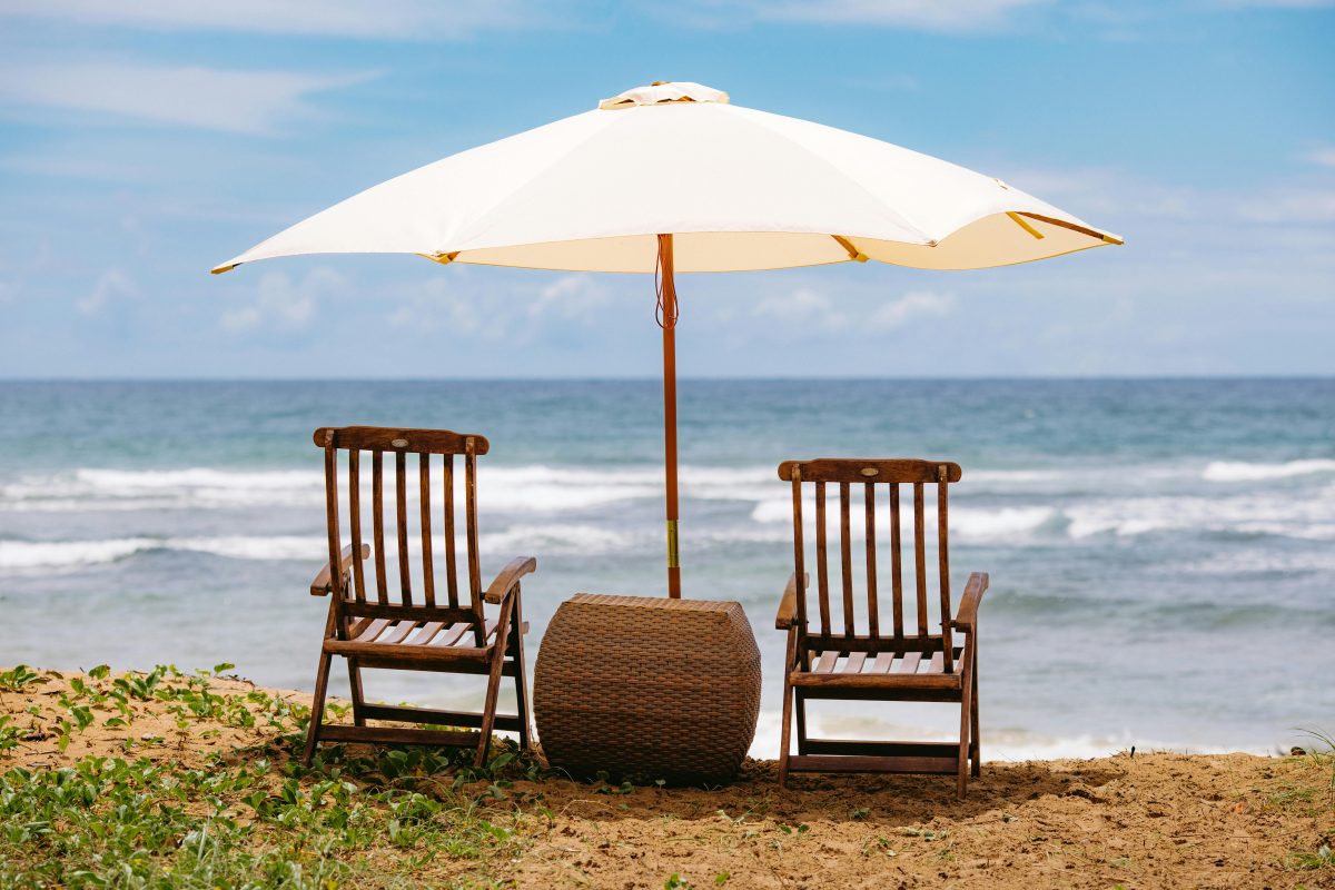 海の前に置かれたチェアや日よけ