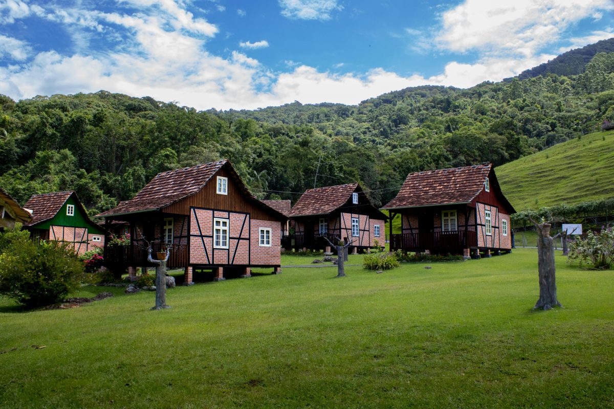 丘に並んで建つ小屋