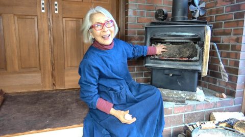 71歳YouTuber「ウリウリばあちゃん」の田舎暮らし。火は、少し不便で、少し汚れて、それでもやめられない
