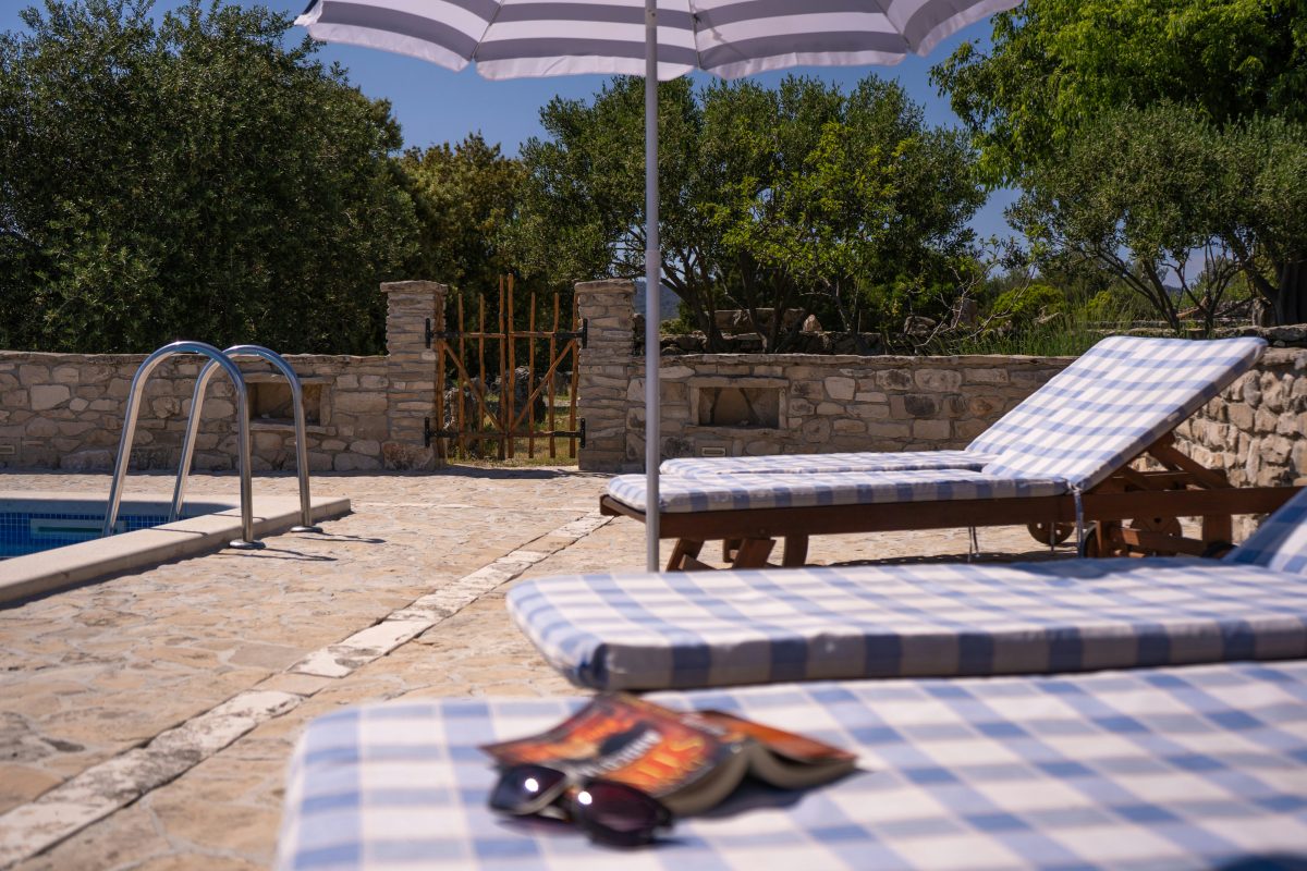 チェック柄のリクライニングチェアが並んだ様子