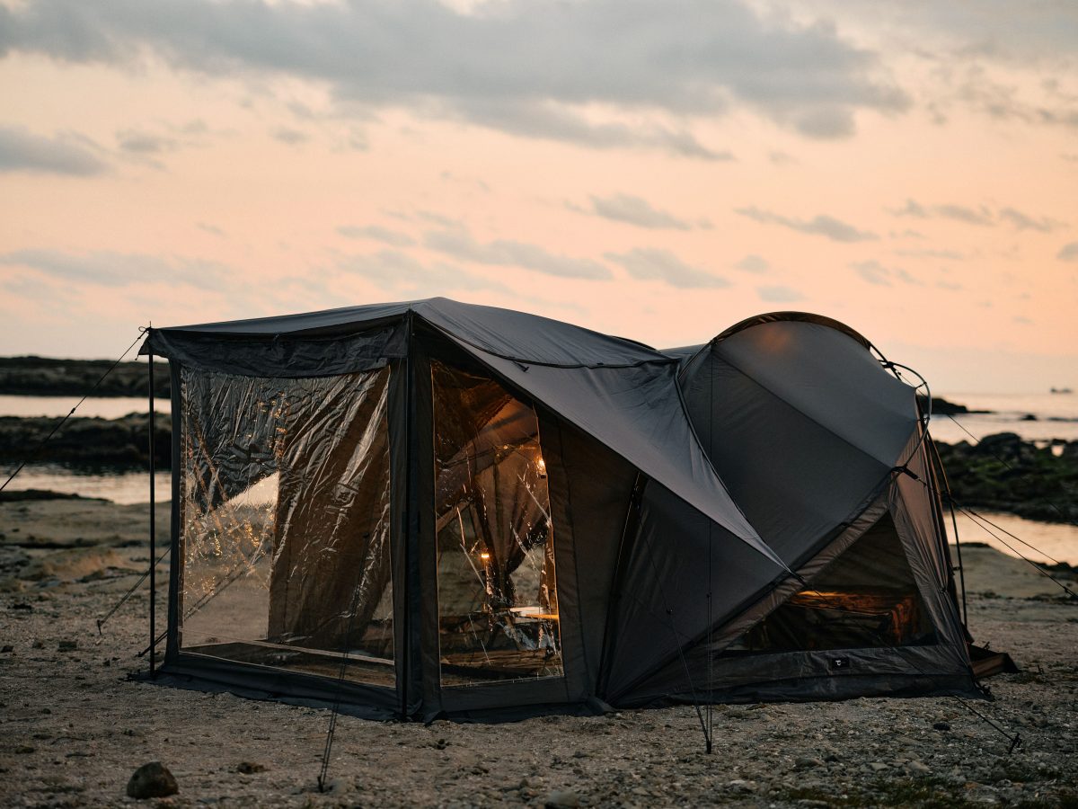 トウキョウクラフトの人気シェルター「オグニスドーム」に拡張ギアが登場！別注ポータブルエアコンも！