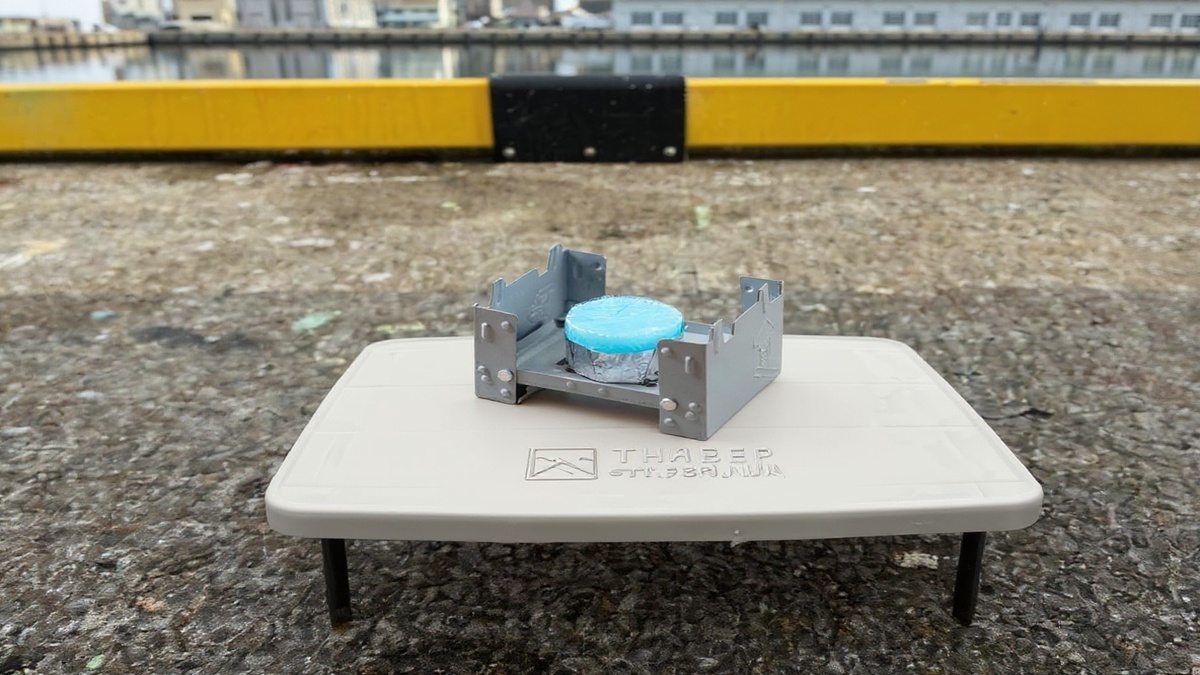 専用コンロにセットした固形燃料