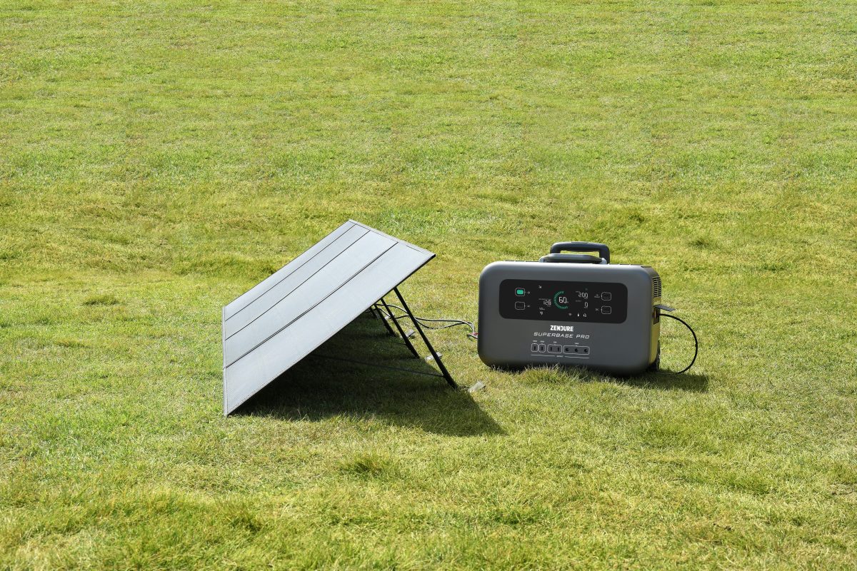 ソーラーで充電しているバッテリー