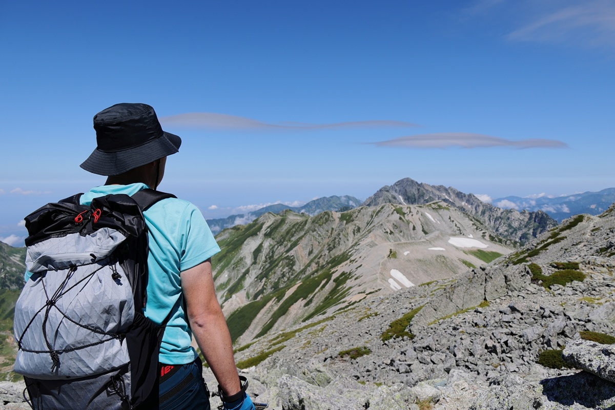 登山している男性