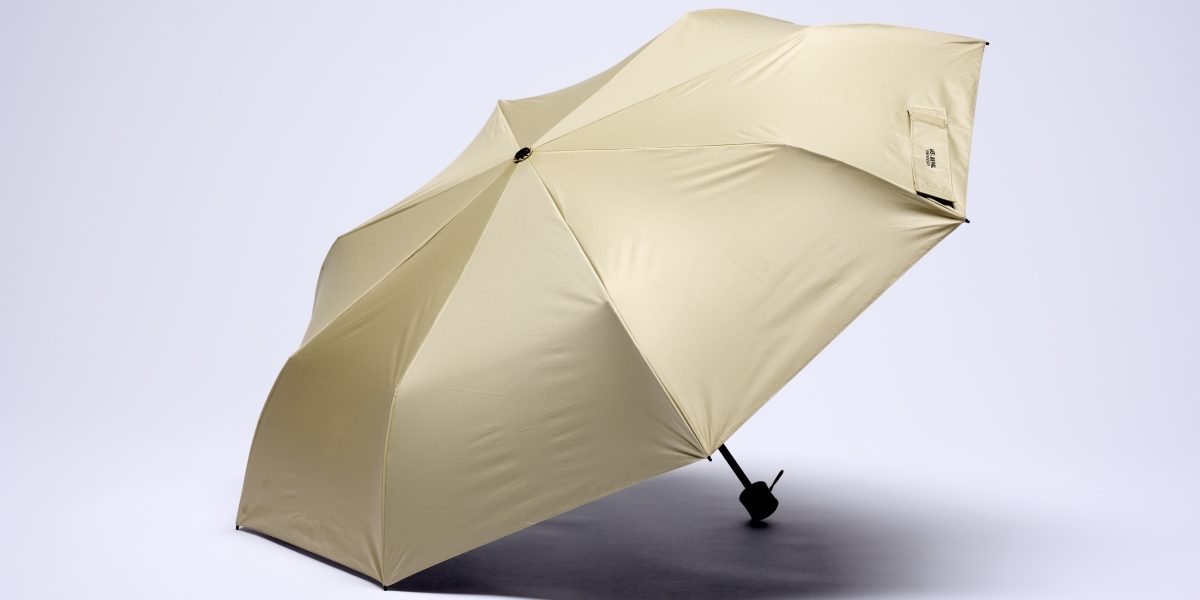 アウトドアに最適の晴雨兼用折りたたみ傘登場！リュックが濡れない大きめサイズで使い勝手抜群なのだ