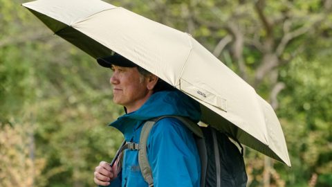 アウトドアに最適の晴雨兼用折りたたみ傘登場！リュックが濡れない大きめサイズで使い勝手抜群なのだ