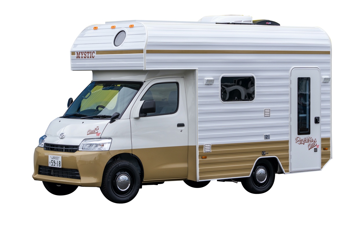 走るログハウス!?  山小屋みたいな室内の「レジストロ・アウルII」なら大人5人まで寝られるのだ！