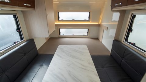 室内は驚きの広さ！キャンピングトレーラー「AVT2037」は家族で団らんできる広々空間が魅力！