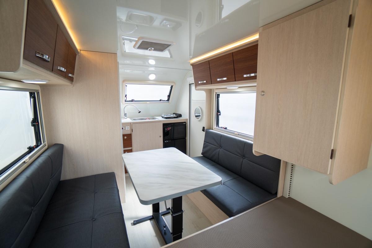 室内は驚きの広さ！キャンピングトレーラー「AVT2037」は家族で団らんできる広々空間が魅力！