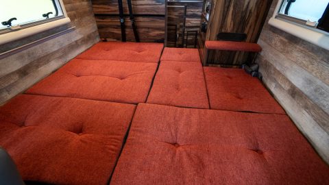 走るログハウス!?  山小屋みたいな室内の「レジストロ・アウルII」なら大人5人まで寝られるのだ！