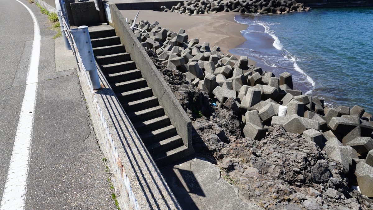 海辺に降りられる階段