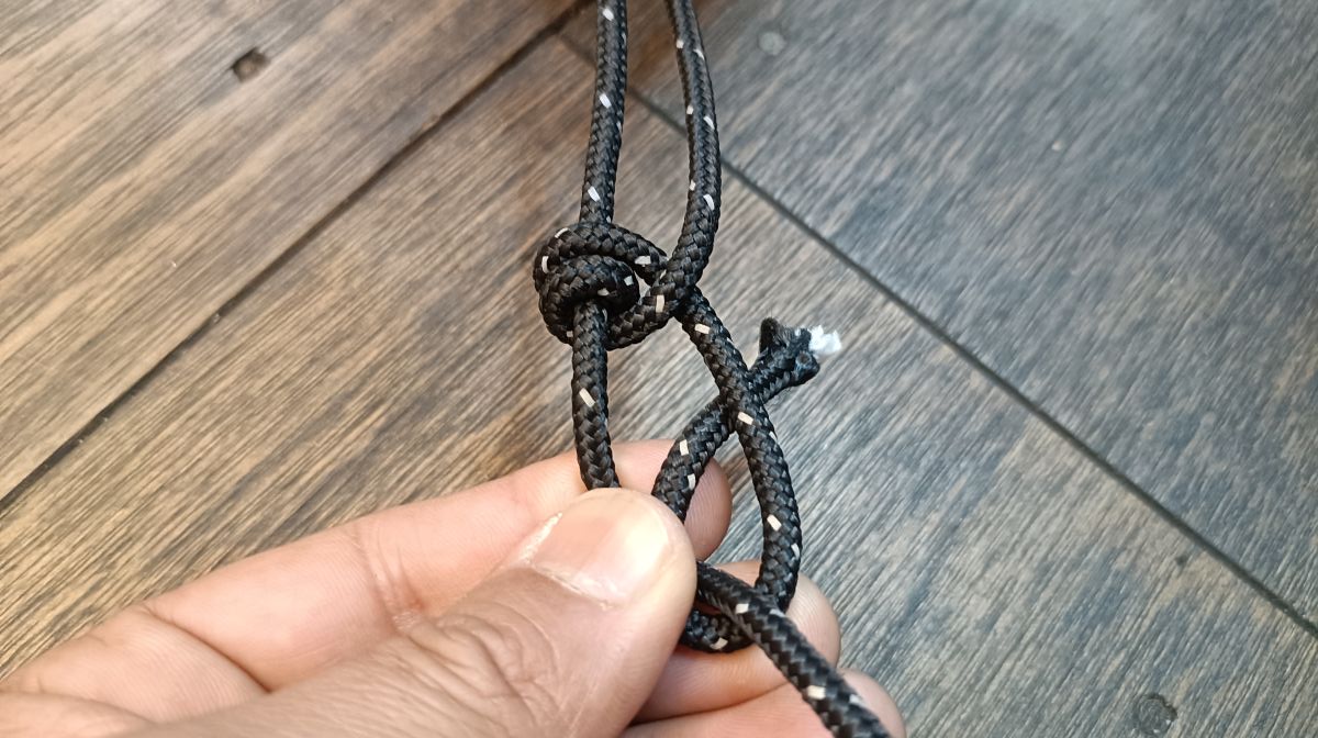 結び目を作っている様子。