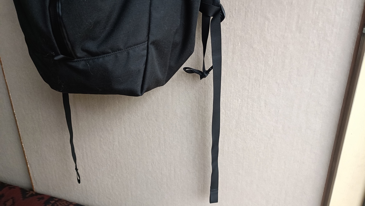 バックパックの長い紐の様子。