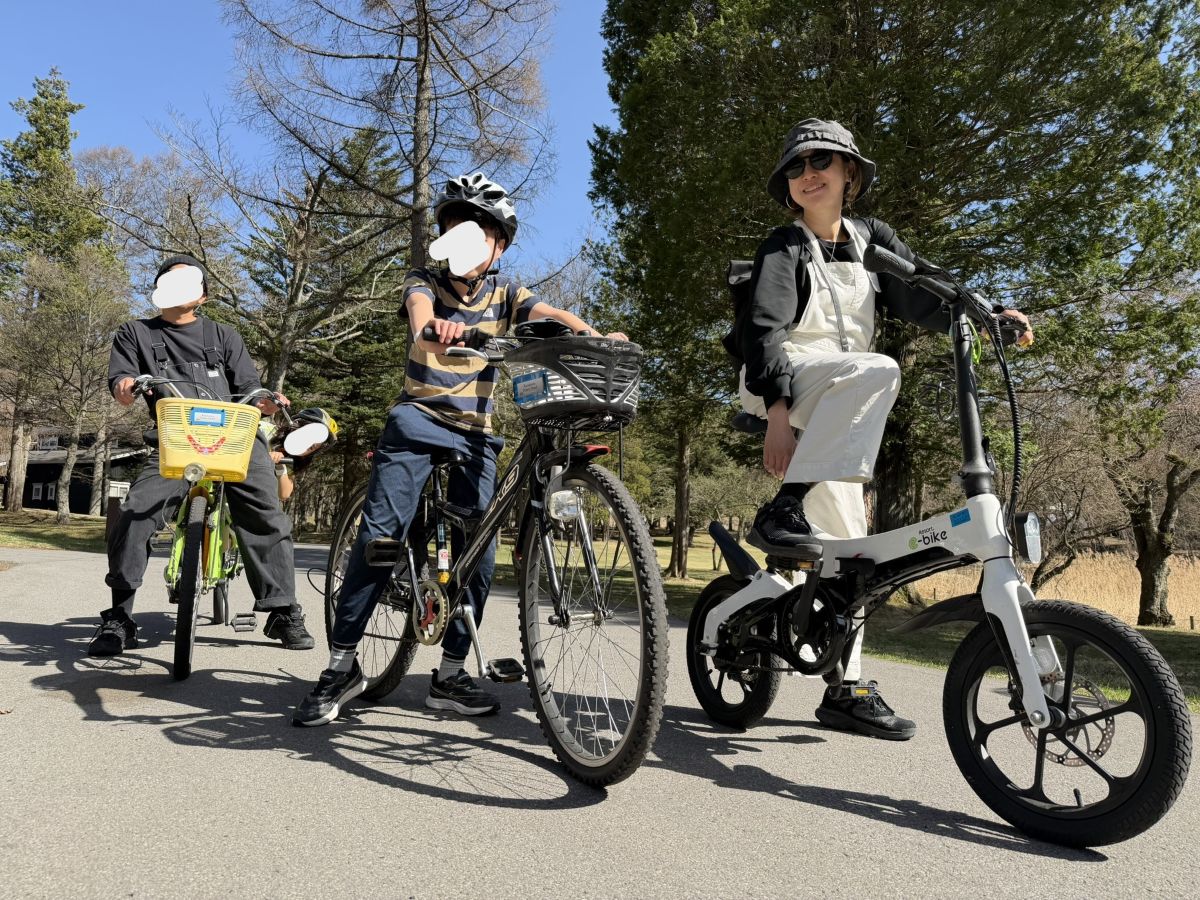 家族4人で自転車を漕ぐ