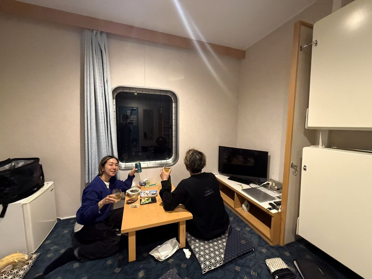 移動中、夫婦で乾杯