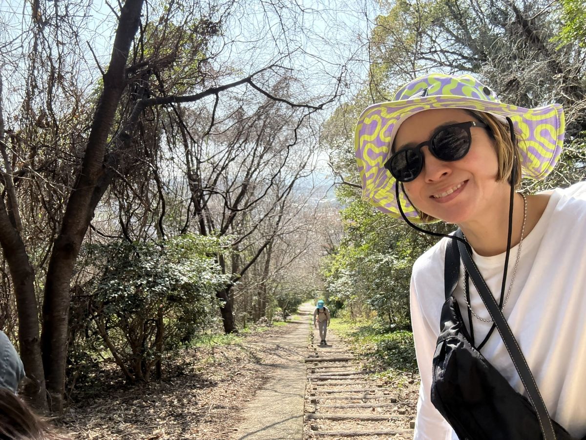 急な階段が続く