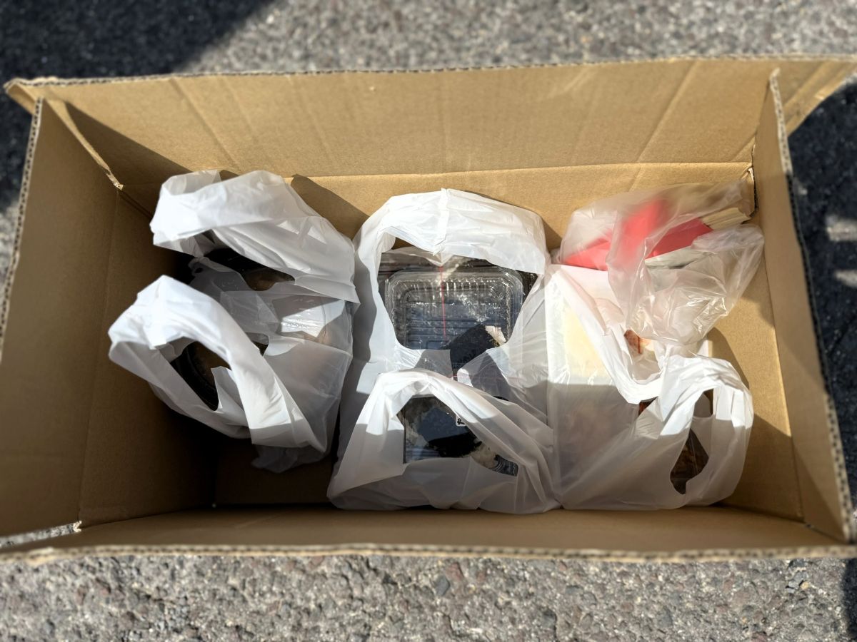 おむすび、豚汁、揚げ物やポテサラなどを購入