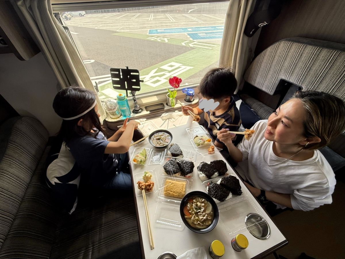 キャンピングカーの車内でランチ。