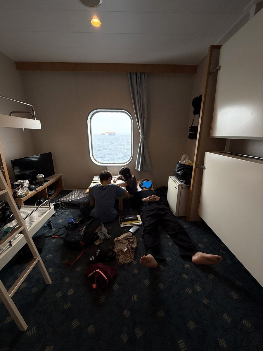 個室内で家族がくつろぐ様子