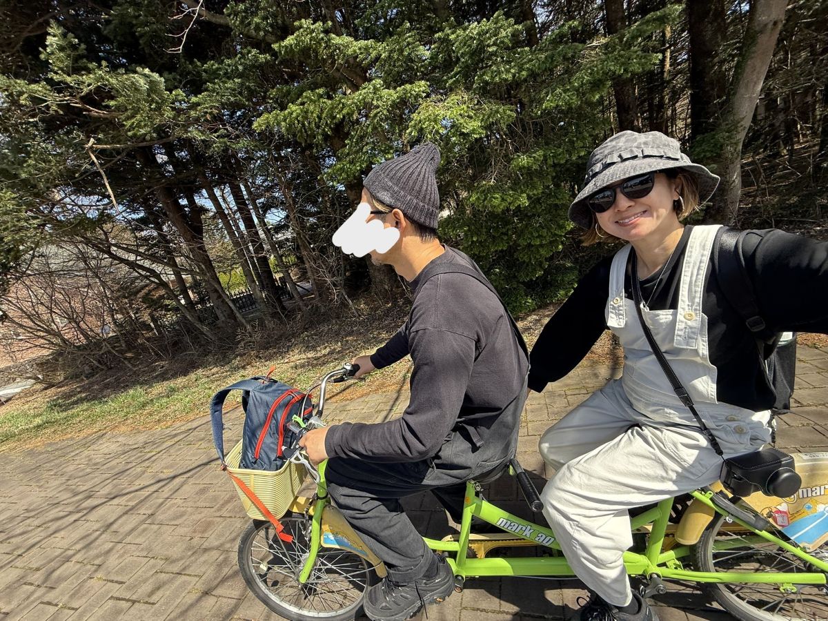 二人乗り自転車に乗る筆者夫婦