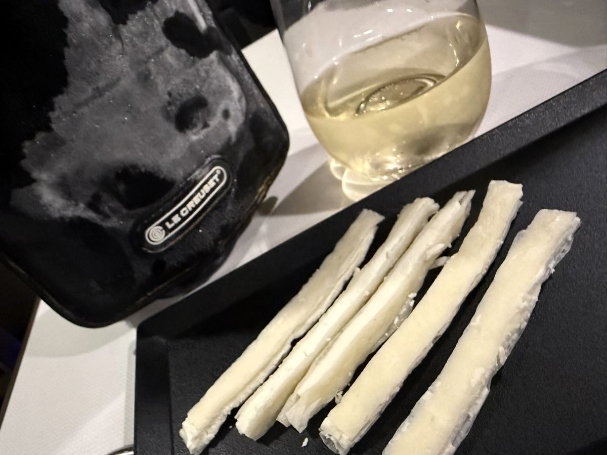 クリームチーズサンド（プレーン）と、ご当地白ワイン